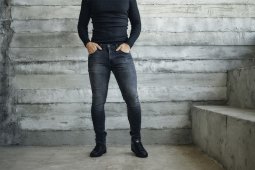 Модные мужские джинсы: что принесли тренды в 2021 году?